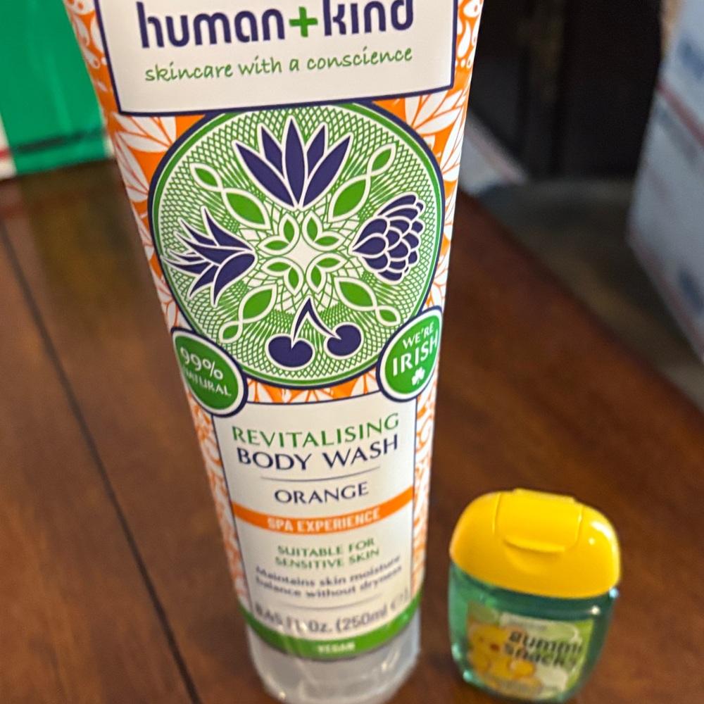 Human+Kind Revitalising Body Wash Orange with Bath & Bodyworks Gummi Snacks